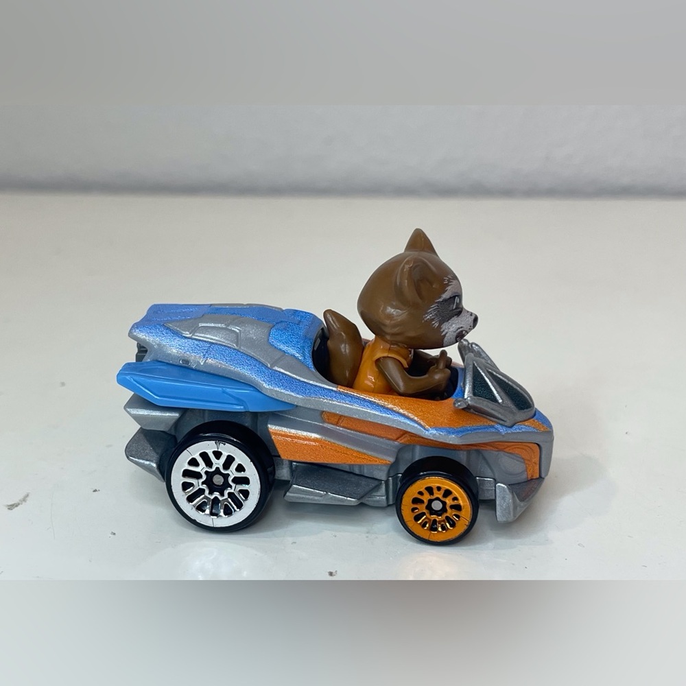 Hot Wheels Marvel RacerVerse‎ Die-Cast Vehicle with Rocket Racoon Driver - Picture 4 of 8